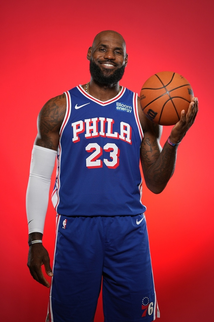 #詹姆斯第24个赛季致敬科比#NBA官方今日晒出勒布朗-詹姆斯在76人更衣室的一