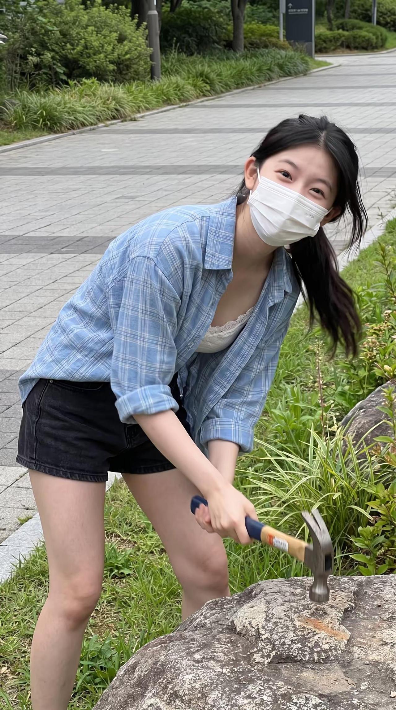教室是我的青春，音乐是你们的青春。当年在网吧打DNF的人，现在坐在教室里。换了个