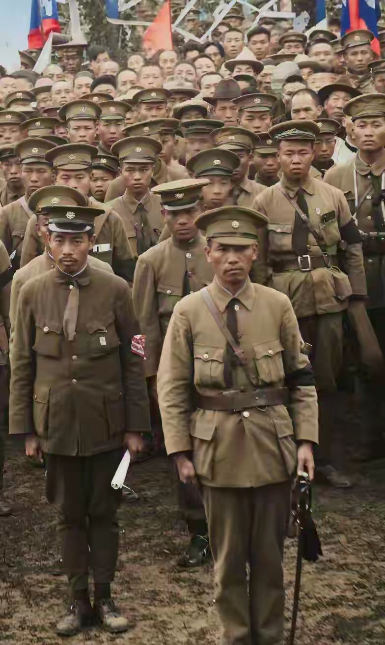 1925年东征前线，中山先生逝世消息传来，黄埔师生举行哀悼活动。