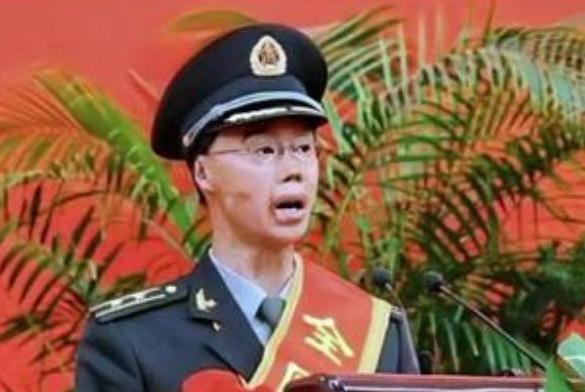 1995年，21岁的解放军战士梁强在乘车回部队的途中，发现司机准备违规加油，他立