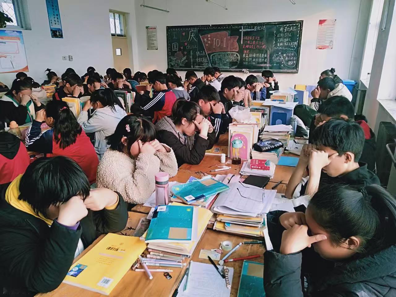 现在的年轻教师，职业素养让人担忧。不知道大家发现没有，现在的很多新教师都非常“