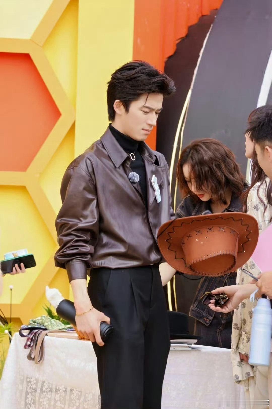 王星越王星越我的身材很曼妙王星越身材曼妙高挑，皮衣上身气场拉满，真的帅到犯规！