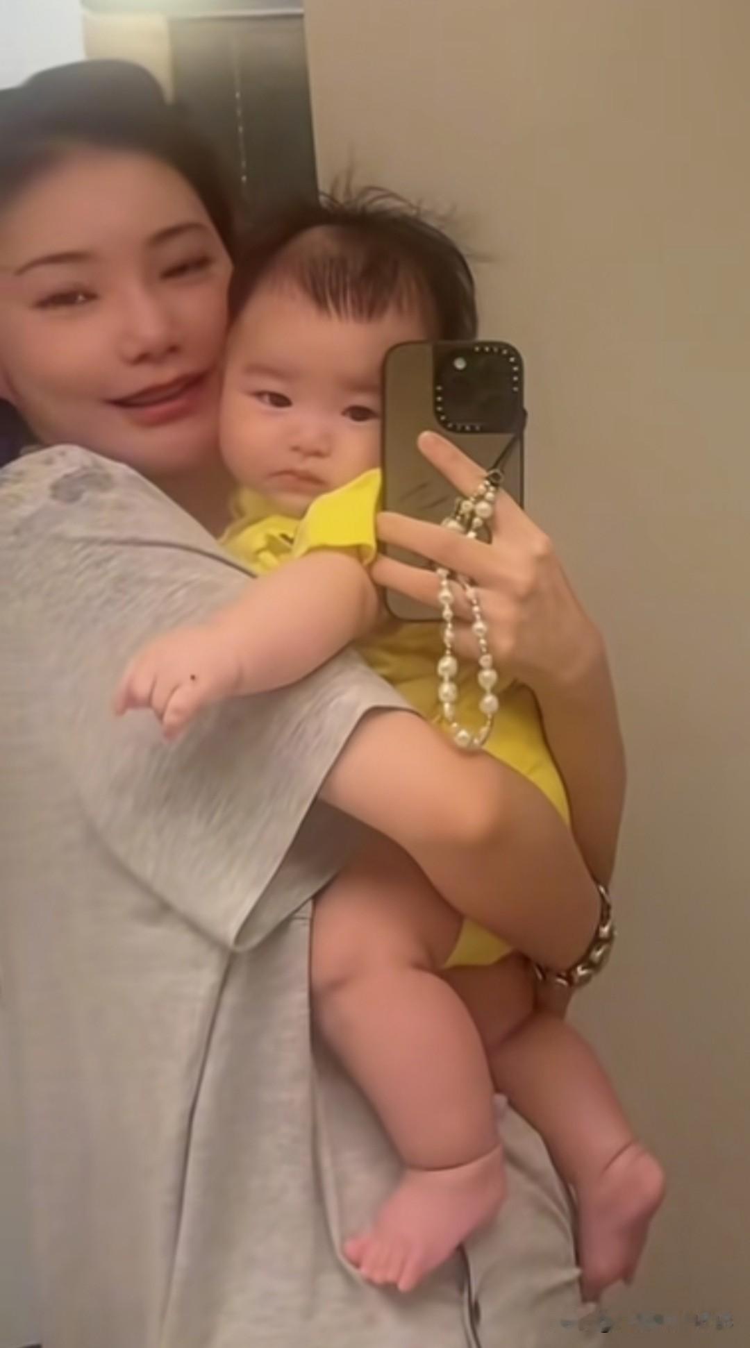 马筱梅今天抱着4个多月的宝贝儿子照镜子，妈妈夸他很帅，汪宝居然“嗯”一声，秒出回
