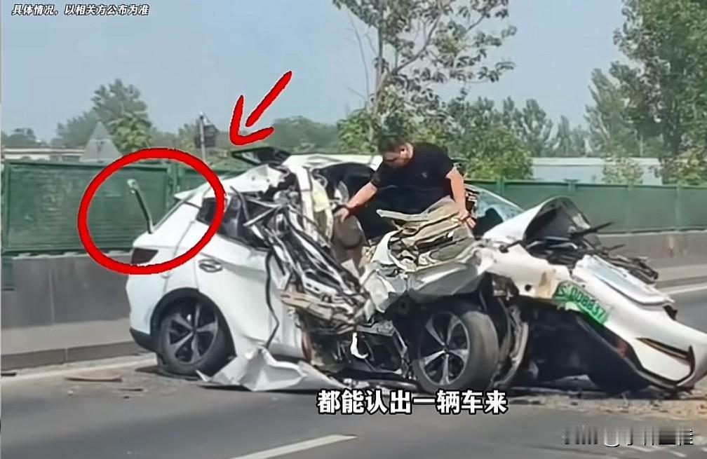 比亚迪再次“封神”！下面是一辆比亚迪宋PlusEV跟一辆渣土车发生碰撞后场景