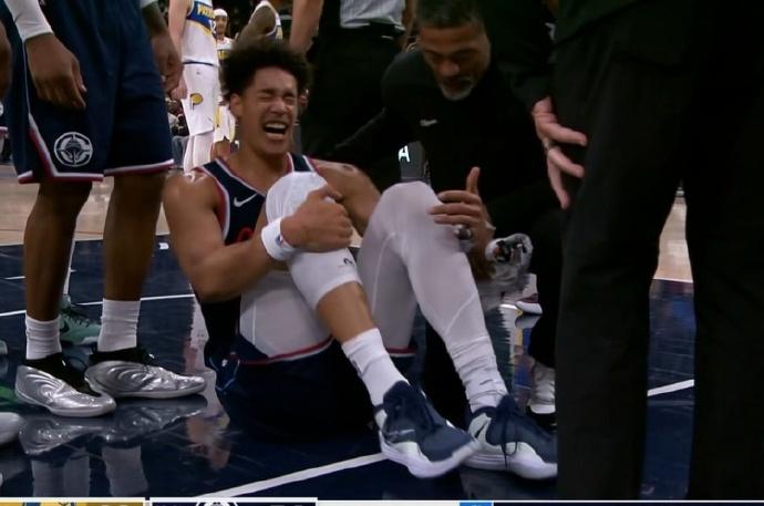 非常不妙！尼德豪泽盖帽落地时崴脚受伤，表情十分痛苦，最后已经没办法着地，被搀扶