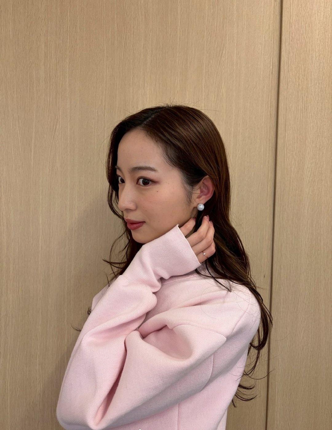 ピンク×グレーの透明感が溢れるコーデ♪めざましお天気キャスター・林佑香さんの毎