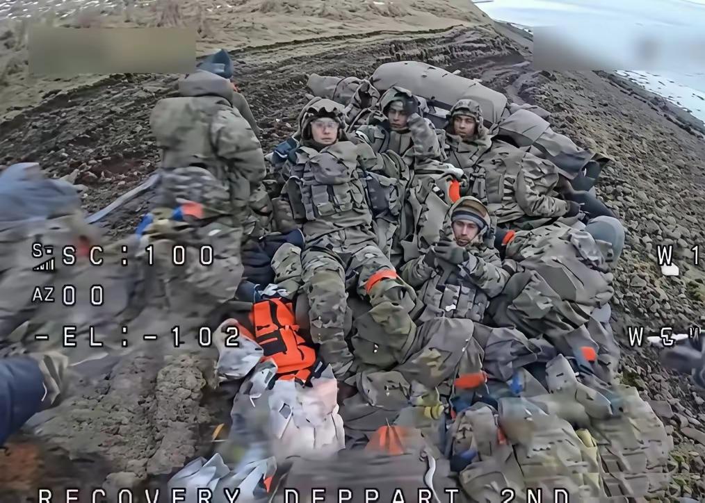 最新消息，当地时间2026年4月27日，乌军无人机对一辆俄军卡车发起袭击。从图片