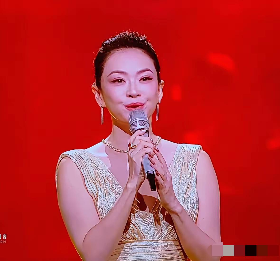 章子怡这是怎么了？这是昨晚湾区升明月晚会亮相的她，整个脸都是肿的，眼睛已经肿的睁