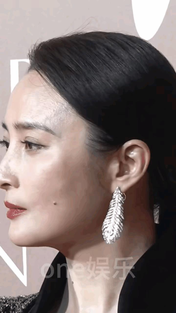 蒋勤勤的50岁眼睛里充满了混浊尽管脸上一点皱纹都没有皮肤白皙脸部也没有下垂