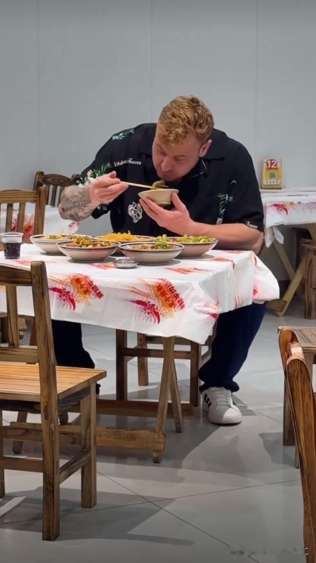 老外一个人吃五个菜，连续干了几碗饭，还是中国菜好吃！