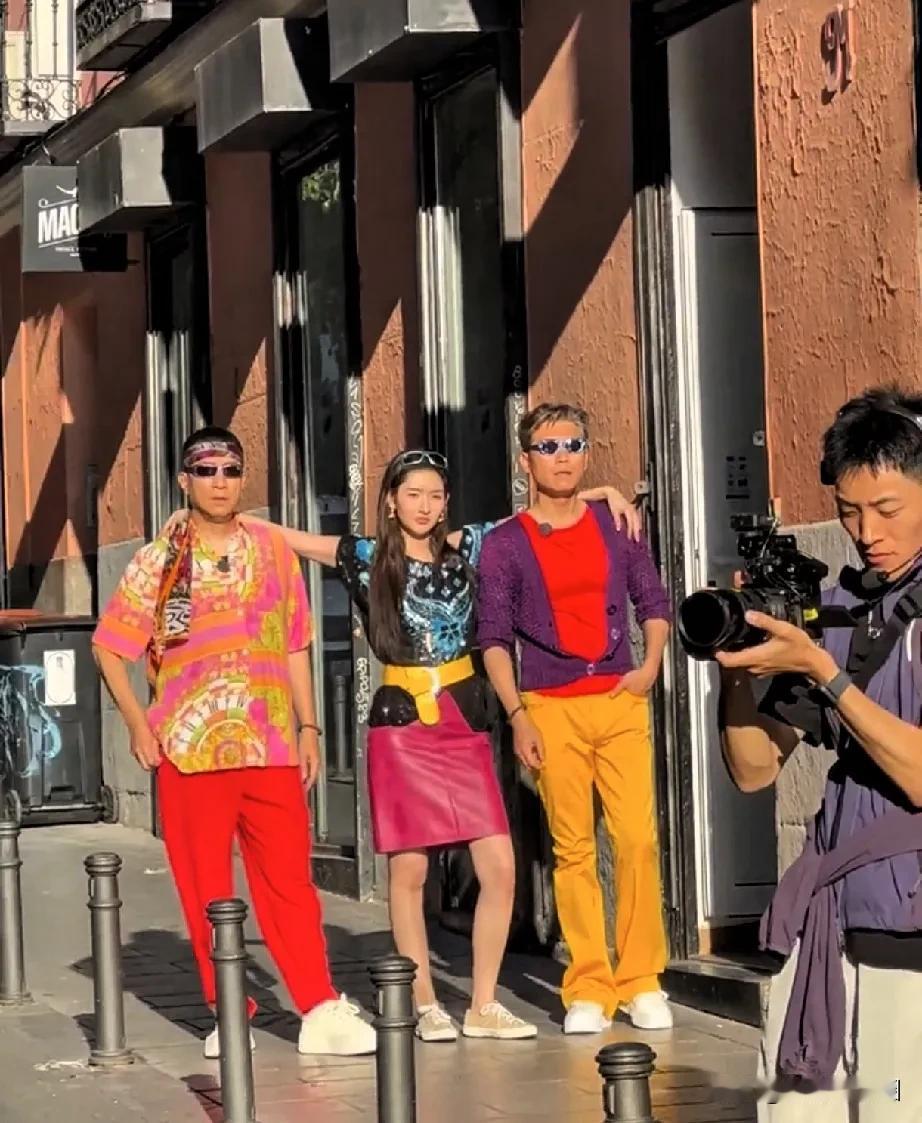 孙红雷这仨人太有喜感了！多巴胺穿搭好摩登！李乃文这个蜡笔老新抽象的没边了！难怪到