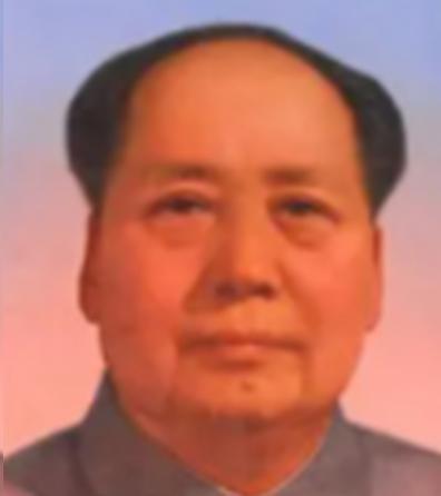 1950年，铁匠朱其升看到家家户户都挂上了毛主席头像，他越看这个人越眼熟，于是偷