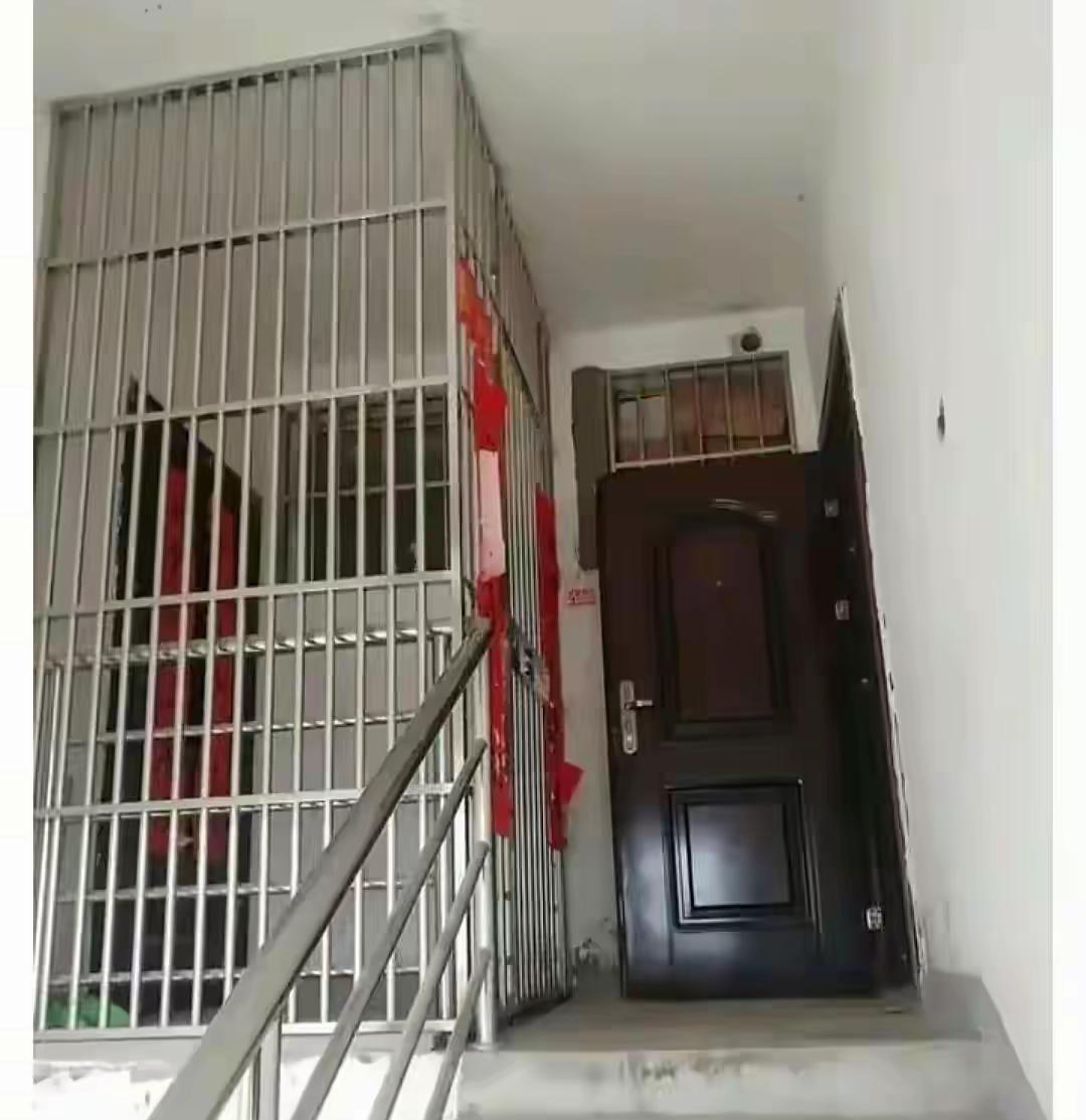 遇到这样的邻居，最好的办法就是模仿，也装一个，上锁，两把。每天早中晚开放一小时，