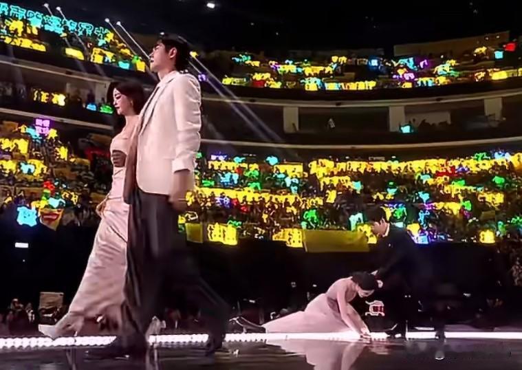 12月21日，孟子义摔倒后在场男艺人的反映，丞磊听到声音回头一个箭步就准备奔过去