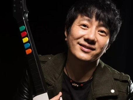 当年郑钧在一档访谈节目中被主持人问道，你觉得现在的流行歌曲跟当年的歌曲有什么不同