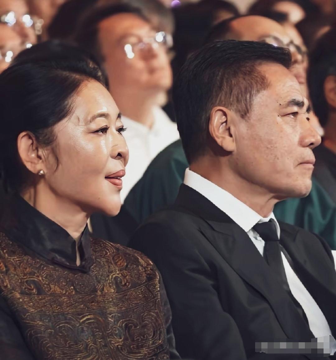 参加活动的倪萍，鼻子，嘴巴，下巴感觉那都不对劲。脸颊也像冲了气一样！