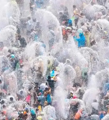 【泰女子泼水节昏迷体内查出迷奸药】近日，泰国一女子参加泼水节突然口吐白沫昏迷，体