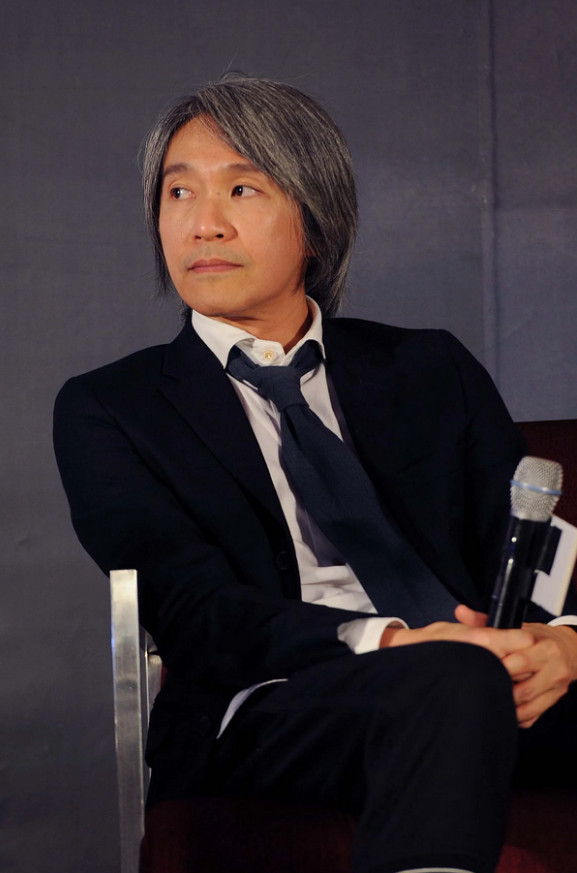 主持人问王晶:“为什么只有周星驰电影中的配角才会让人过目不忘？”王晶说:“因为周