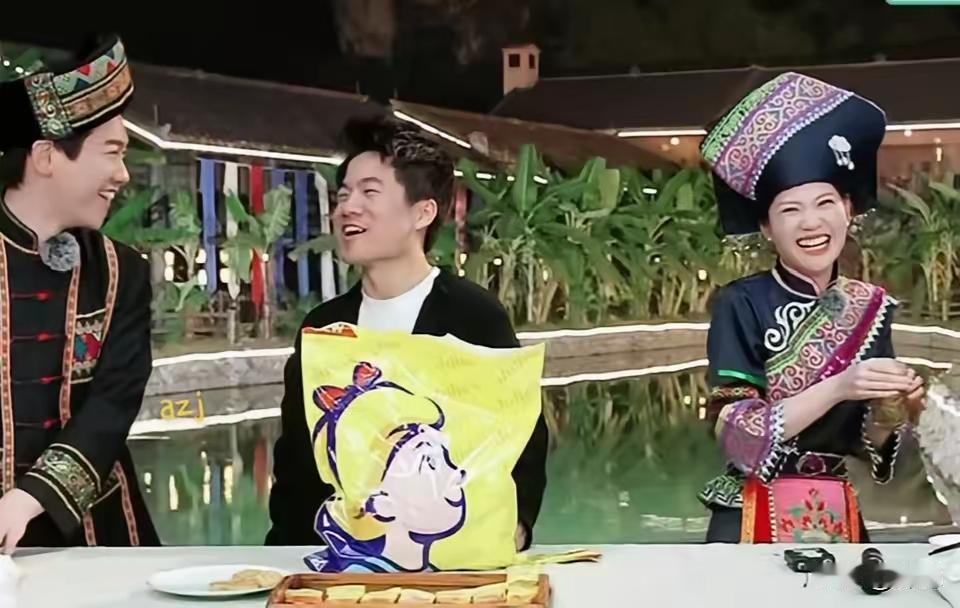 宇辉又又又当众蛐蛐盼盼了，宇辉说自己盛装出席许盼的婚礼，结果许盼就请大家吃了一顿