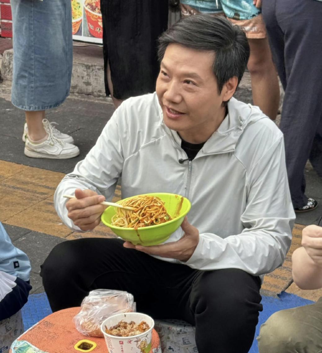 雷总的这次吃早饭，过于有画面感了。武汉大成路早餐街，有人偶遇雷军蹲在小板凳上嗦热