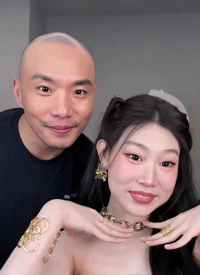 为什么高级化妆师都是光头啊！沈佳润这美美哒的妆竟然也是光头化妆师画的，据说还挺贵