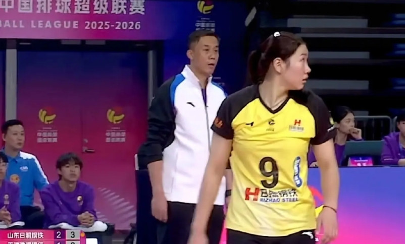 昨天排超联赛最大的亮点是山东女排李晨轩，她是山东女排3:1战胜天津女排的头号功臣