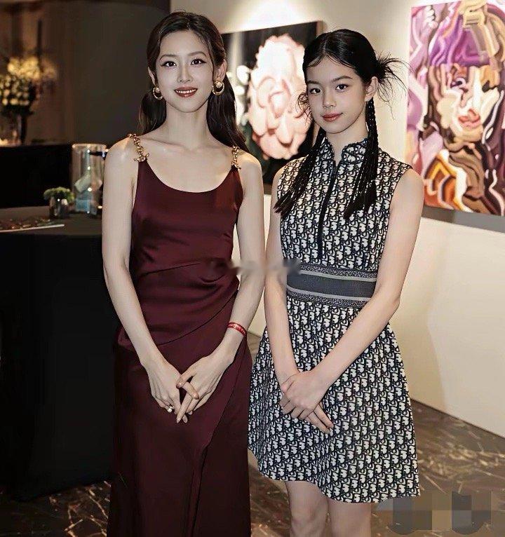 刘强东夫人章泽天现身上海晚宴时的一幕，贵气十足