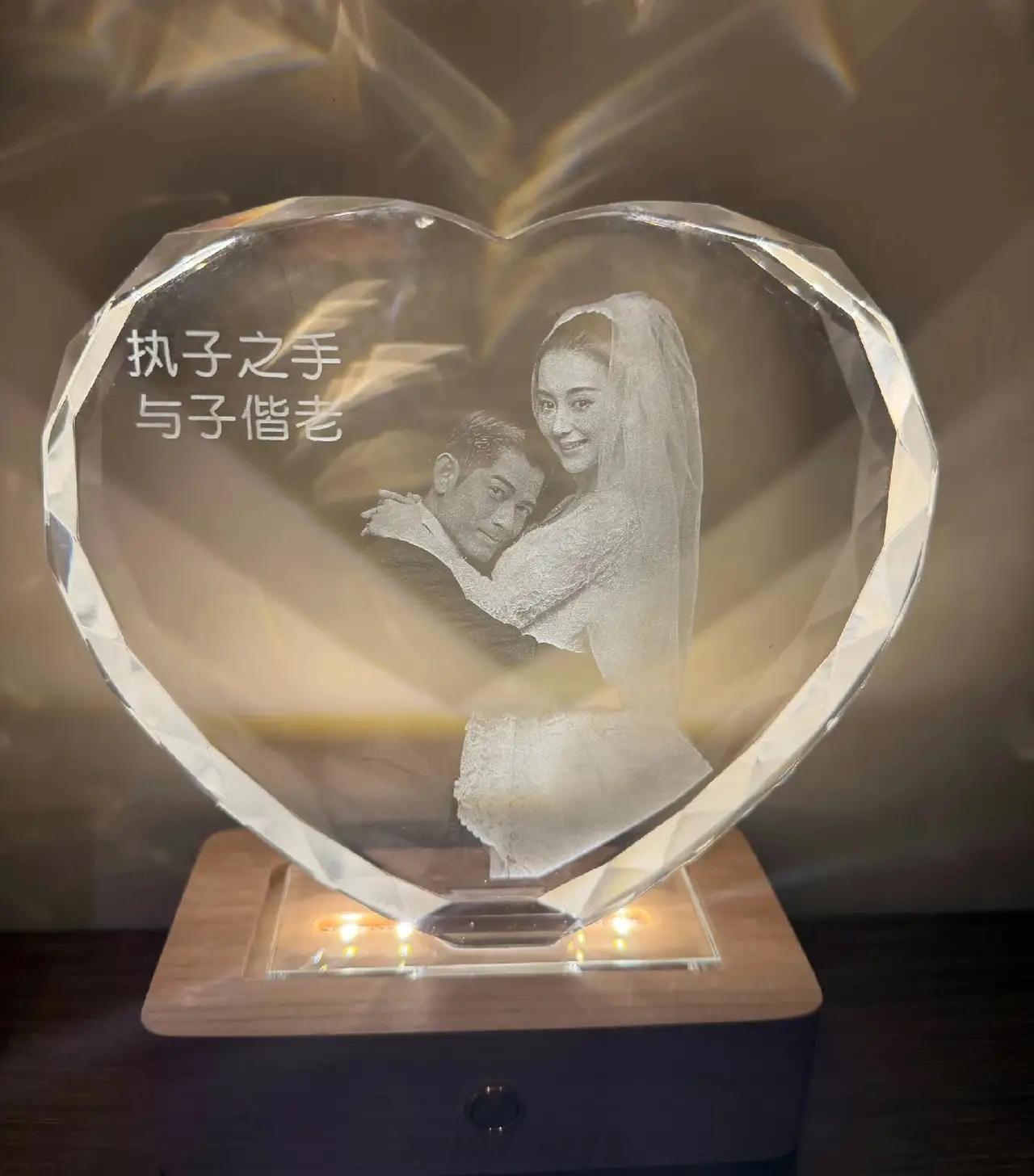 方媛晒出结婚9周年纪念，这水晶摆件太有年代感了！哈哈，挺接地气的，没想到她俩一开