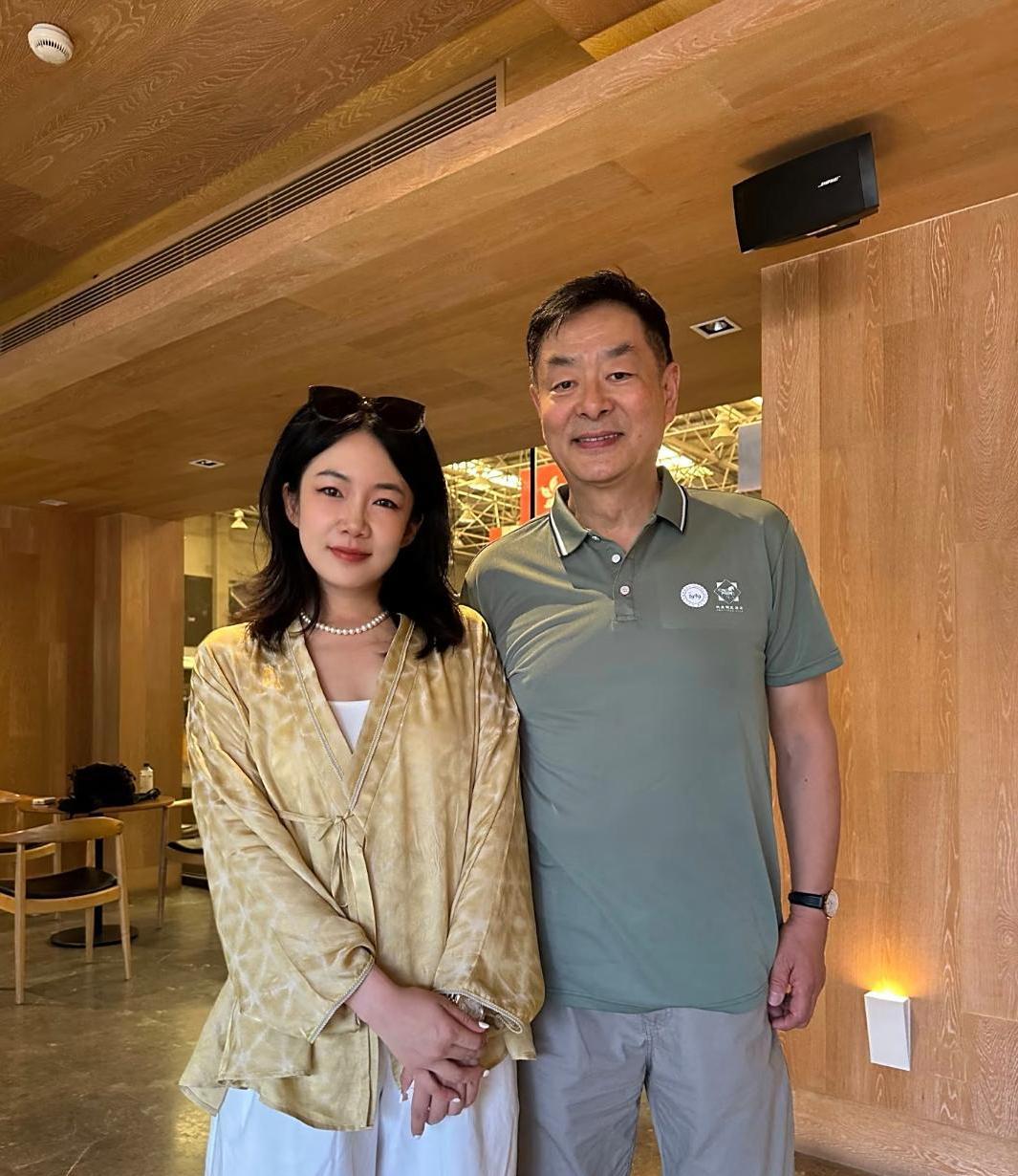 72岁濮存晰现身北京一家马场，他的穿衣打扮很有型，状态非常好，老艺术家真的很自律