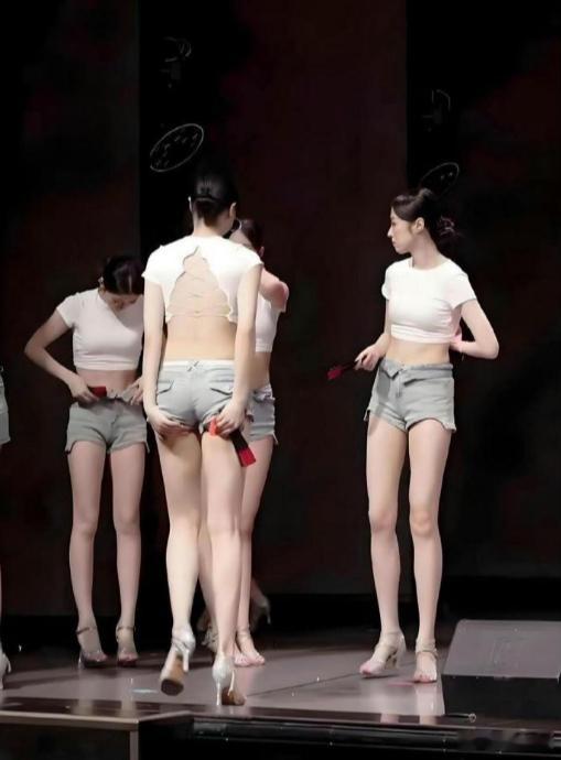 这是参加的什么比赛？穿成这样？​​​