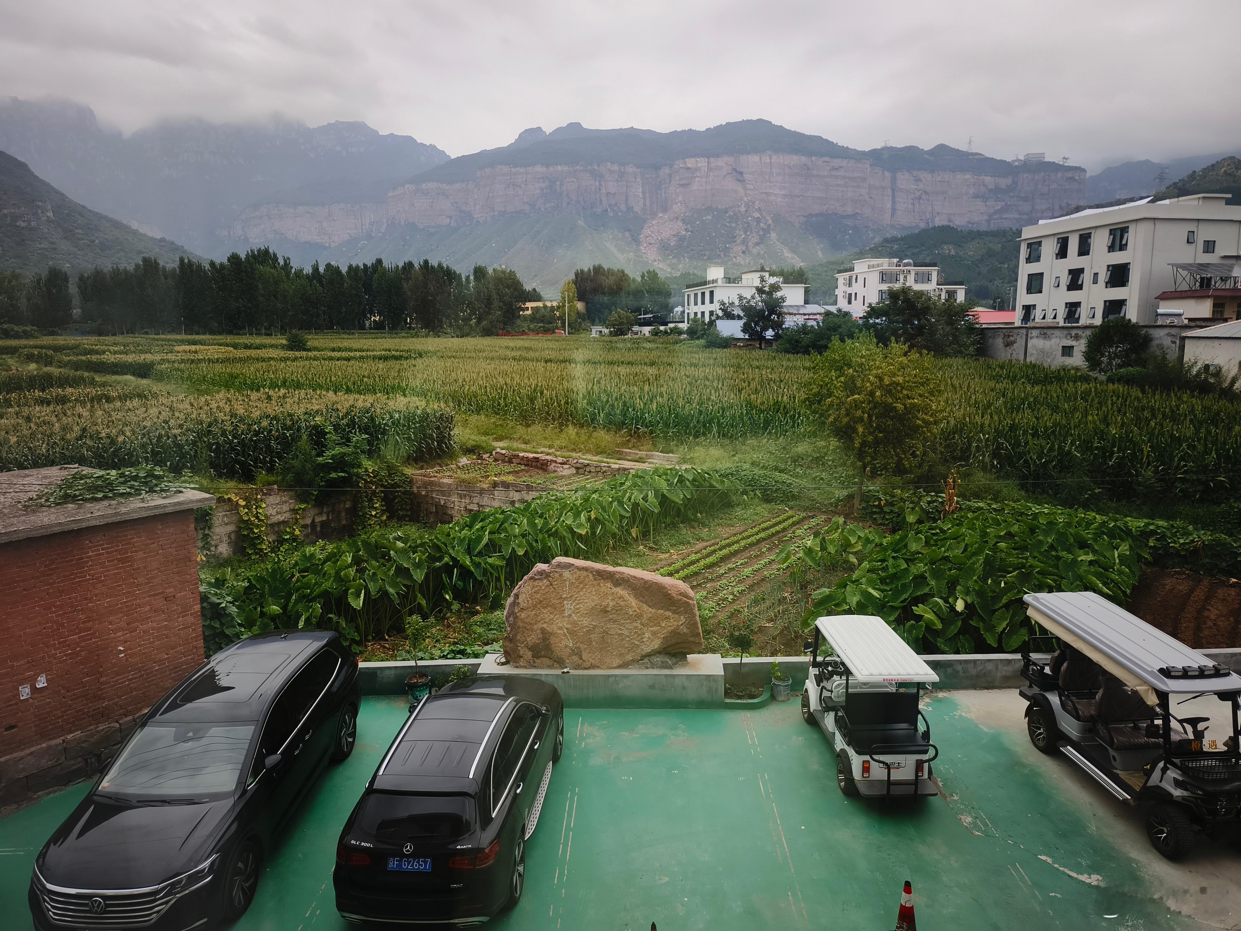 民宿窗户望出去，这民宿可以。太行山麓，宝泉嶂石岩地貌。​​​