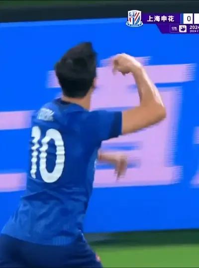 昨天晚上的怀旧比赛十分感人，很多申花球迷都去了现场，为我们曾经的十号，为申花的队