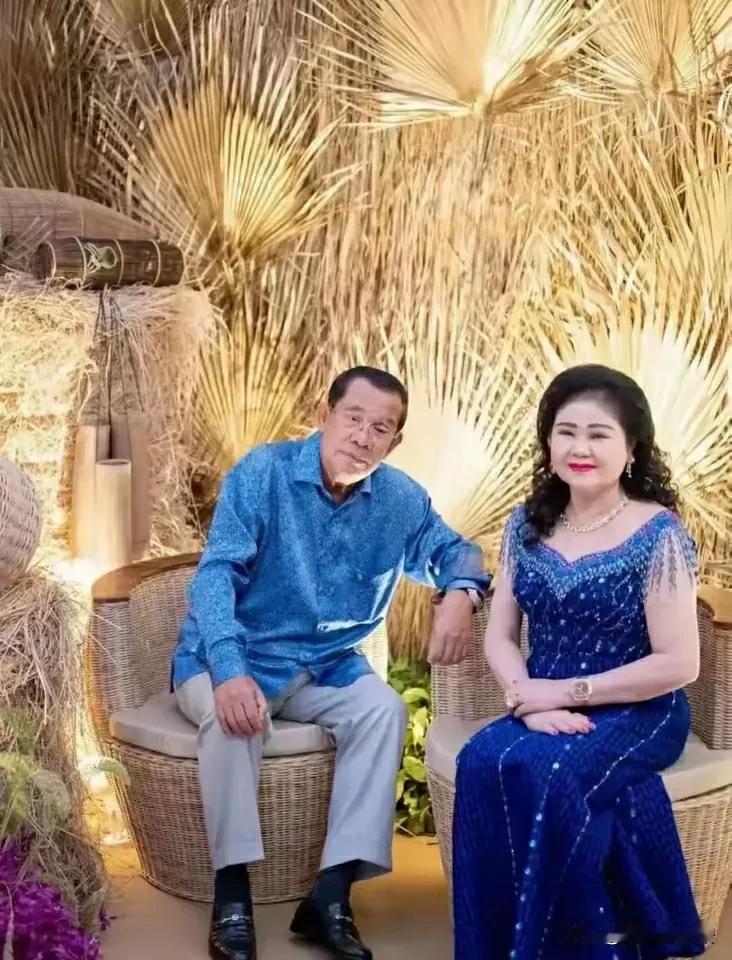 洪森亲王的老婆文拉女亲王长得白白胖胖，雍容华贵，总喜欢打扮的花枝招展，远看就像翻