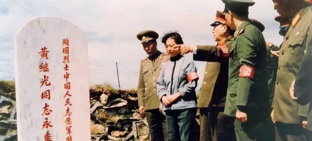 1986年8月，北京军区司令员的秦基伟将军携夫人唐贤美访问朝鲜，特意来到黄继光烈