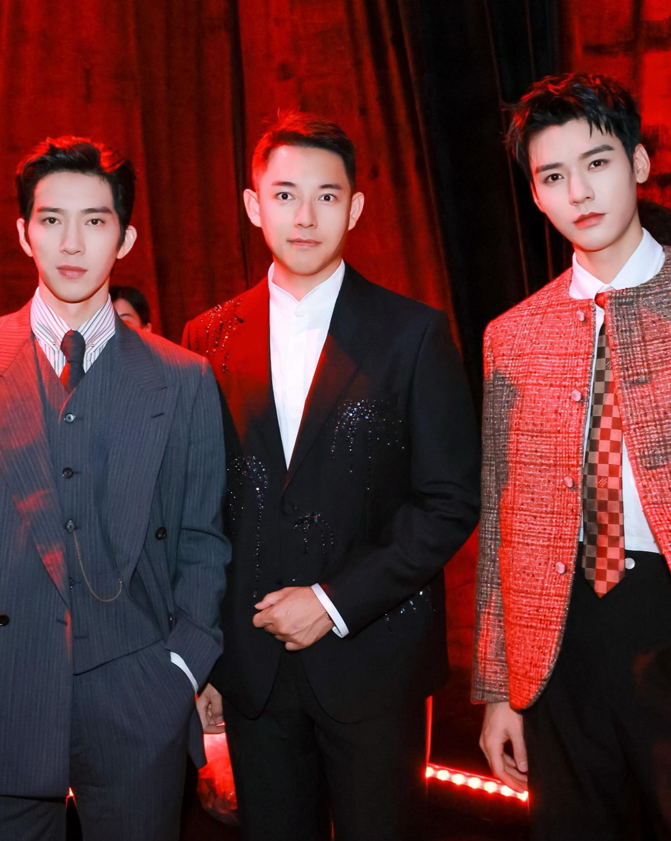 W&嘉人杂志总裁孙赛赛发的昨晚w盛典和男明星们的合影。​​​