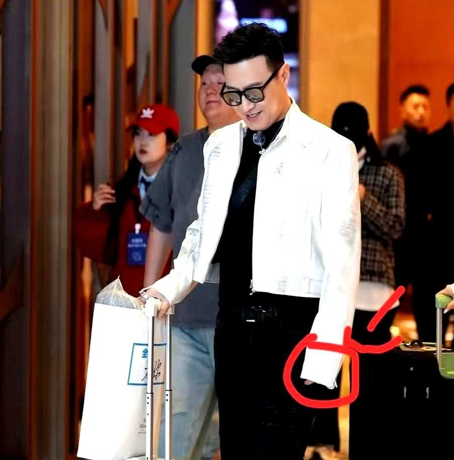 我有个朋友见过汪峰，她说汪峰根本不是情场浪子，相反，所有女人会爱上他，完全是因为