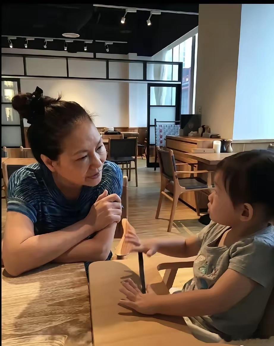 看到S妈释放出来的熊猫照片，传递出大S的良苦用心。大S摆放的四个熊猫一家的大熊猫