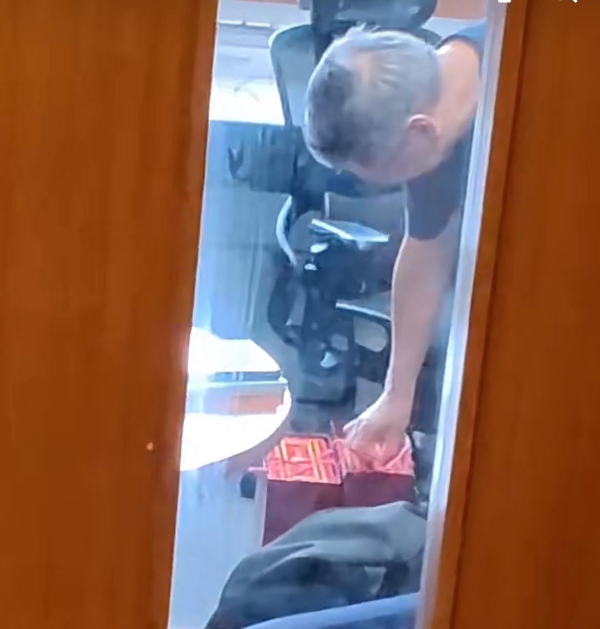 香港理工大学，疑似内地学生贿赂内地教授，学生把茅台和冬虫夏草拿到教授办公室，并说