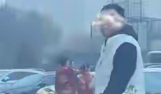 婚车被拦要50条香烟作喜钱新人无奈打车离开：11月5日河北新人婚车被拦要50条