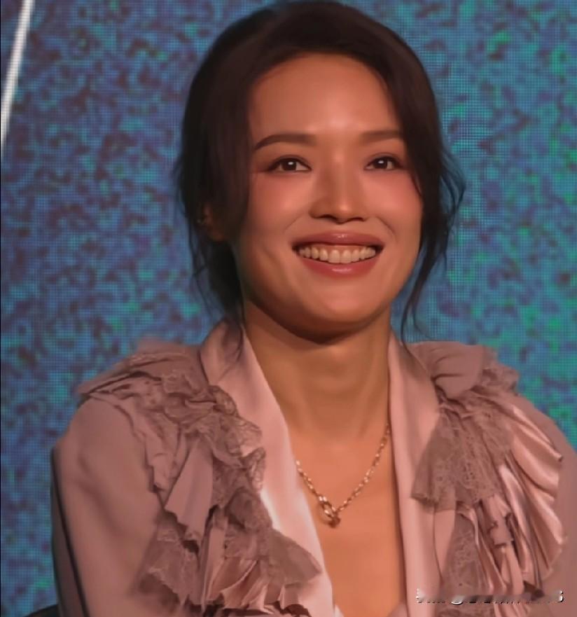 从前不懂欣赏，如今才领悟到舒淇的美。或许真的是年纪到了，越端详越觉她灵动且