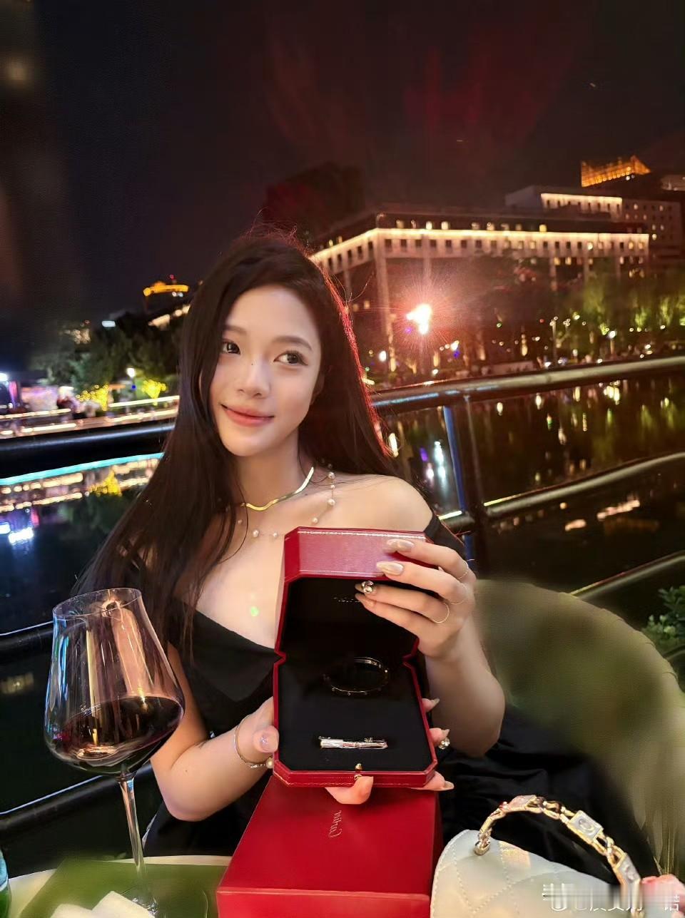 檀健次前女友这么漂亮？不得不说，网友的眼光是雪亮的，这么细小的线索都发现了…