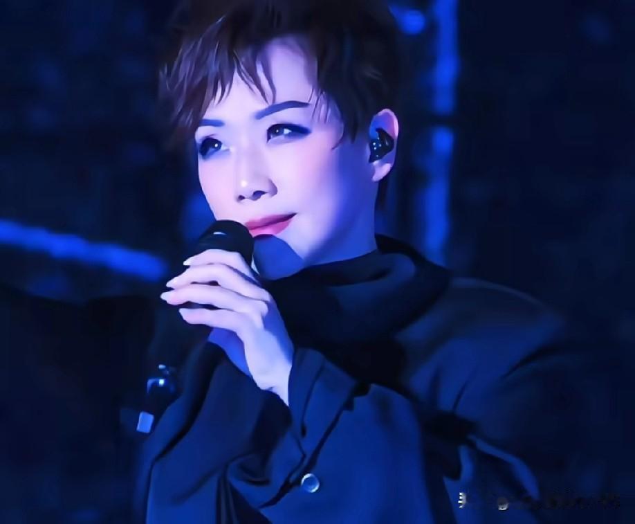 哇！林忆莲姐姐这状态也太绝了吧！60岁眼睛神采奕奕，整个人比年轻时还飒，这