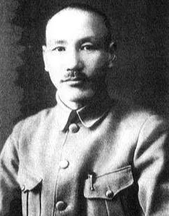 蒋介石有多讲究？不抽烟、不喝酒、不喝饮料、更不品茶，喝水只喝30到40摄氏度之间