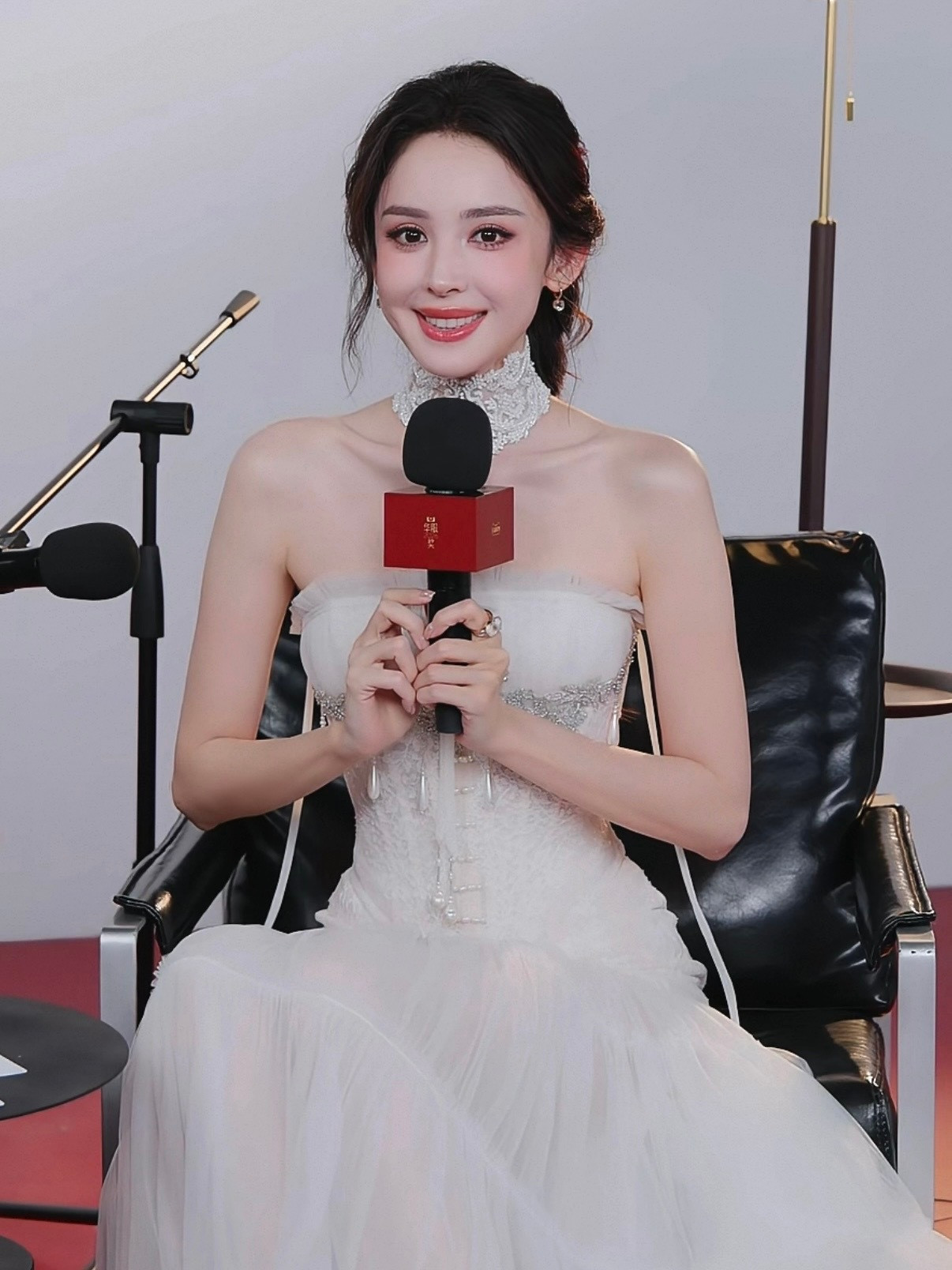 娜扎薄纱礼服黑切白谁懂这个反差！娜‮薄扎‬纱礼‮尽服‬显柔美风情，和新剧里冷冽