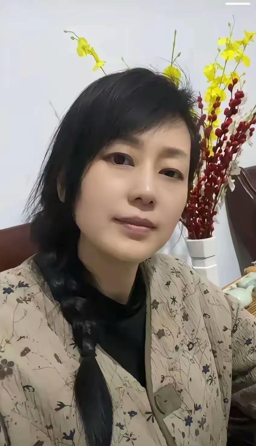 就凭我每天天不亮就到校，备课、上课、批改作业；课间处理矛盾，放学沟通家长，白天连