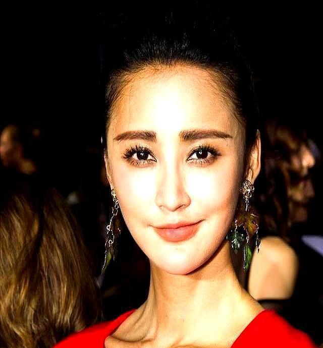 当初所有人都骂袁弘是“接盘侠”，娶了兄弟的前妻张歆艺，没人信他能幸福。结果呢？