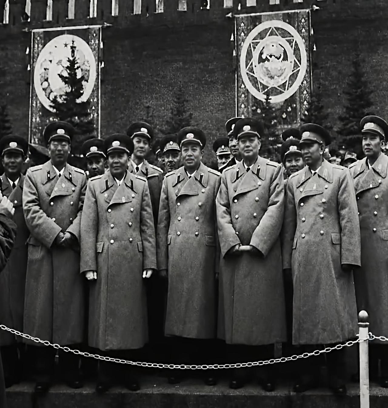 回顾时光老照片1957年11月上旬，彭德怀元帅率领中国军事代表团赴苏联，参加苏联