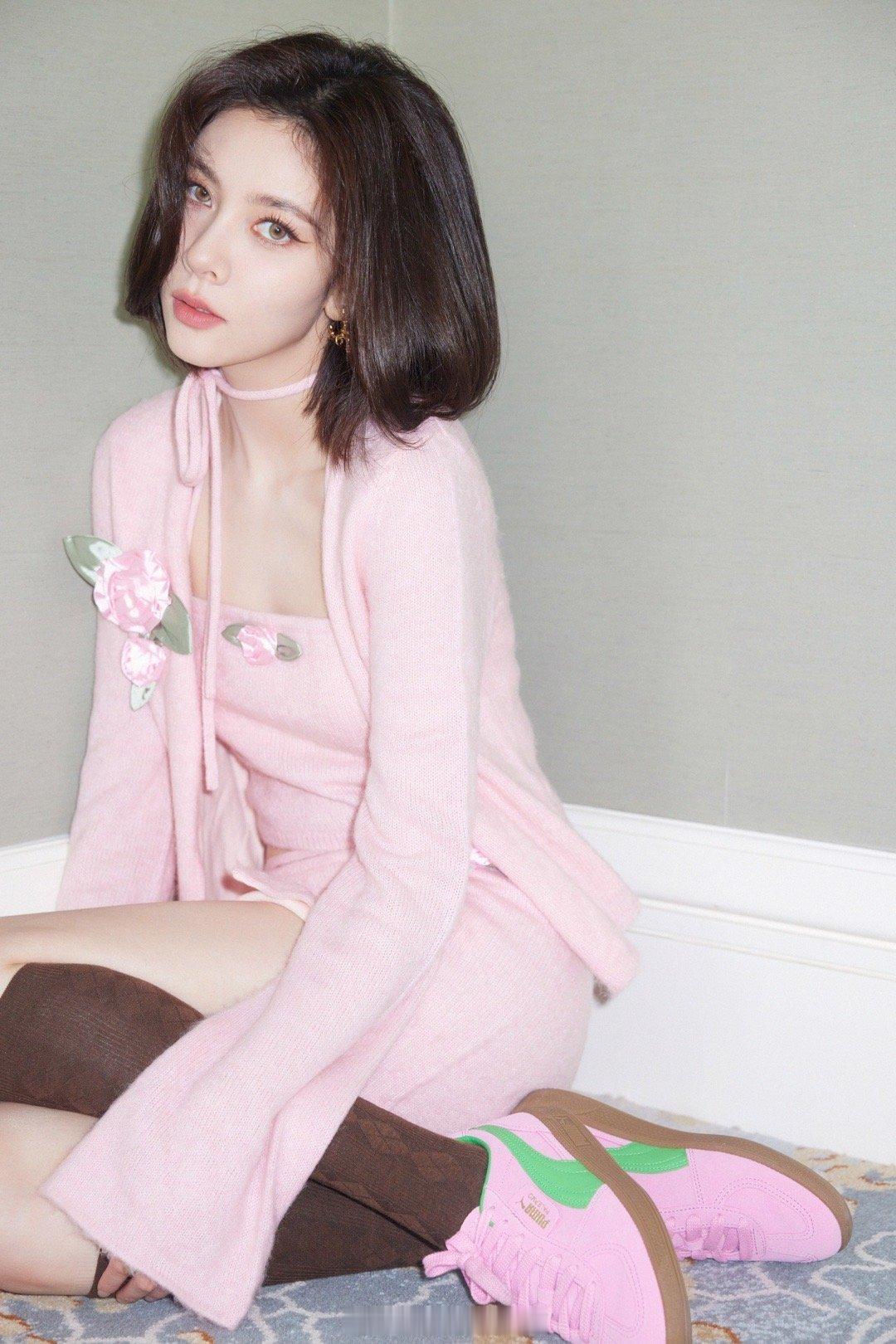宋妍霏粉色魅力写真