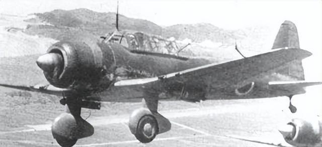 1943年山东栖霞，20名八路军正在吃饭。突然3架敌机俯冲而来，班长慌忙
