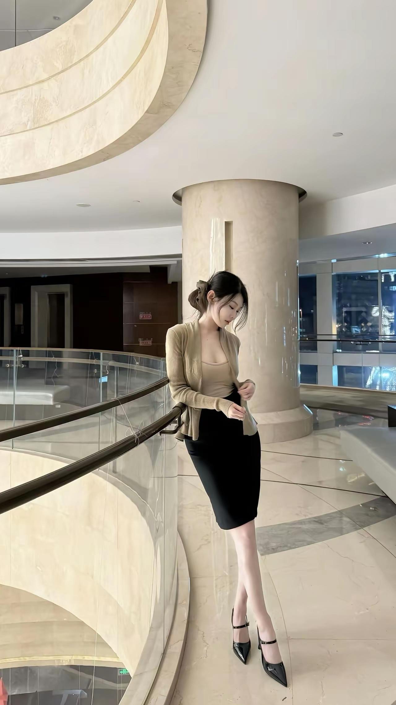 优雅职场风，黑色裙装搭配米色外套，尽显女性魅力！